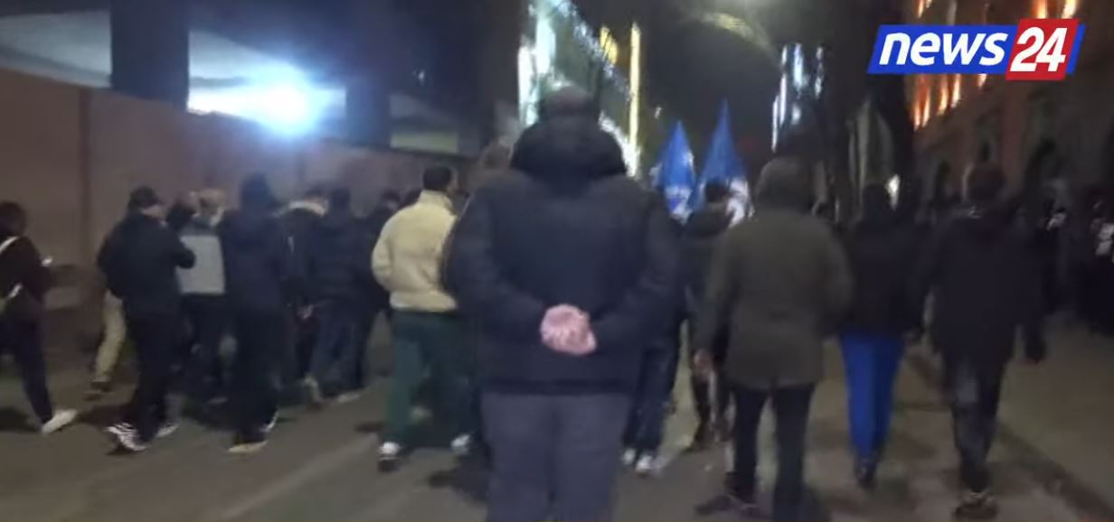 video/-mbyllet-protesta-2-oreshe-e-opozites,-fjalime,-molotove-dhe-ecje-ne-kembe