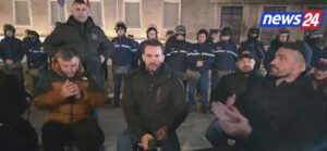 “kam-16-dite-ketu”/-lapaj-ironizon-protesten-e-berishes:-rama-s’mundet-me-kapsolla.-rezistenca,-pika-e-ktheses-perballe-regjimit-qe-ka-marre-peng-vendin