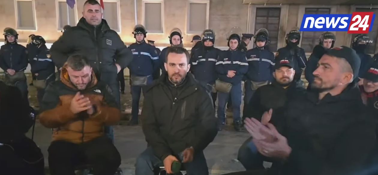 “kam-16-dite-ketu”/-lapaj-ironizon-protesten-e-berishes:-rama-s’mundet-me-kapsolla.-rezistenca,-pika-e-ktheses-perballe-regjimit-qe-ka-marre-peng-vendin