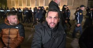 pas-mbylljes-se-protestes-se-berishes,-lapaj-vendoset-te-kryeministria:-duhet-bashkim-pertej-flamujve-politike.-rama-nuk-largohet-me-‘turizem-protestash’