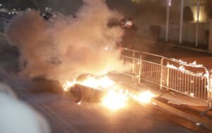 video/-momenti-kur-protestuesi-merr-flake-nga-molotovi-para-kryeministrise