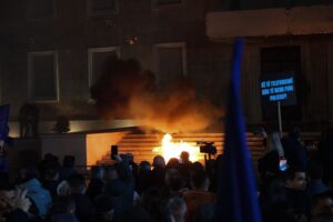 protesta,-shoqerohet-nje-person/-pas-fjales-se-berishes,-militantet-hedhin-molotov-drejt-kryeministrise