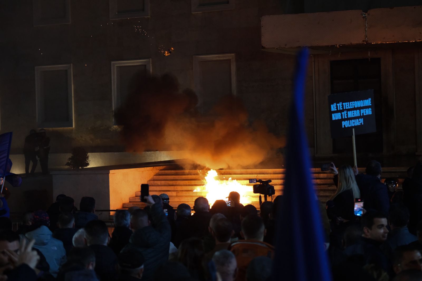 protesta,-shoqerohet-nje-person/-pas-fjales-se-berishes,-militantet-hedhin-molotov-drejt-kryeministrise