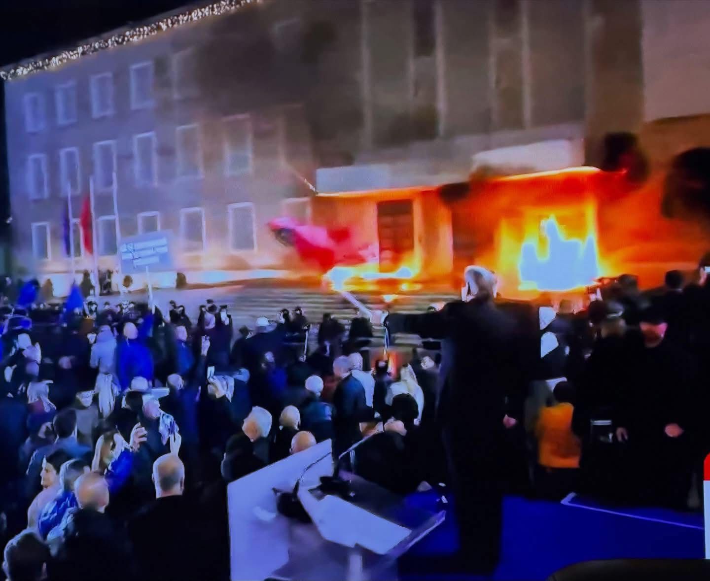  protesta-e-opozites,-reagon-balla:-sali,-ti-nuk-e-djeg-dot-me-shqiperine!