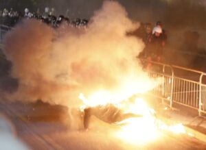 “opozita-kerkon-doreheqjen-e-qeverise-pasi-prokuroret-ngriten-akuza-per-korrupsion-ndaj-ballukut”,-reuters-per-protesten-e-pd:-simpatizantet-hodhen-molotov-drejt-kryeministrise