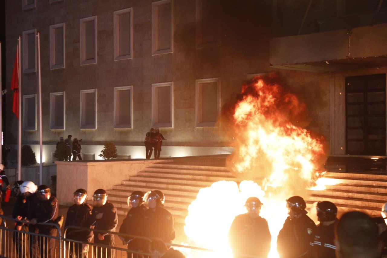 4-te-plagosur-ne-proteste/-lendohen-nje-qytetar,-fotografi-dhe-dy-efektive-policie