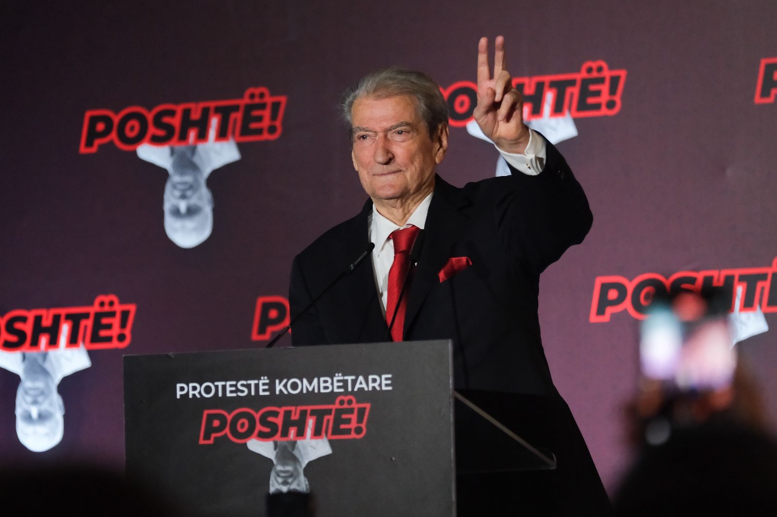 berisha,-shfaqje-me-molotov/-salianji-“s’e-kalon-kufirin”:-do-vazhdoj-foltoret