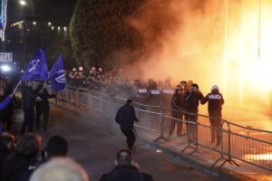 molotove-drejt-kryeministrise/-kater-te-arrestuar-dhe-6-te-proceduar-nga-protesta-e-opozites