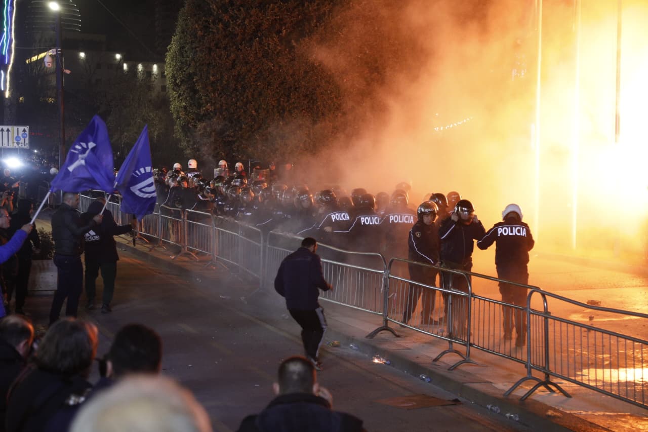 molotove-drejt-kryeministrise/-kater-te-arrestuar-dhe-6-te-proceduar-nga-protesta-e-opozites