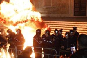 molotove-drejt-kryeministrise-dhe-perplasje-me-policine/-protesta-e-pd-se,-mes-te-proceduarve-edhe-nje-zyrtar-i-partise-demokratike-(emri)