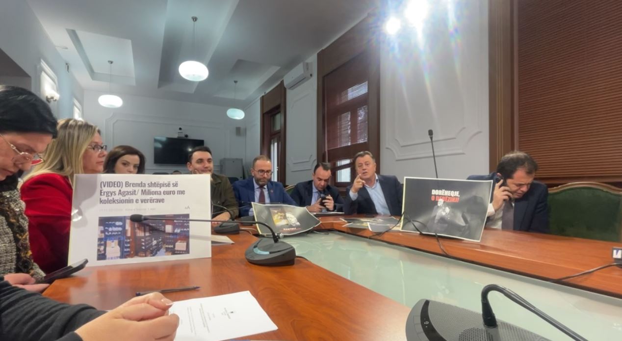 “t’i-varim!”/-kaos-dhe-tensione-te-etika,-perjashtohen-disa-deputete,-vokshi:-do-te-bejme-me-keq-derisa-te-ike-rama-e-balluku!-opozita-u-bie-tavolinave