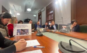 mbyllet-mbledhja-e-sekretariatit-te-etikes,-ps-largohet-nga-salla,-ironizojne-demokratet:-shkoni-te-zyra-e-gysit,-pini-dhe-nga-nje-gote-vere