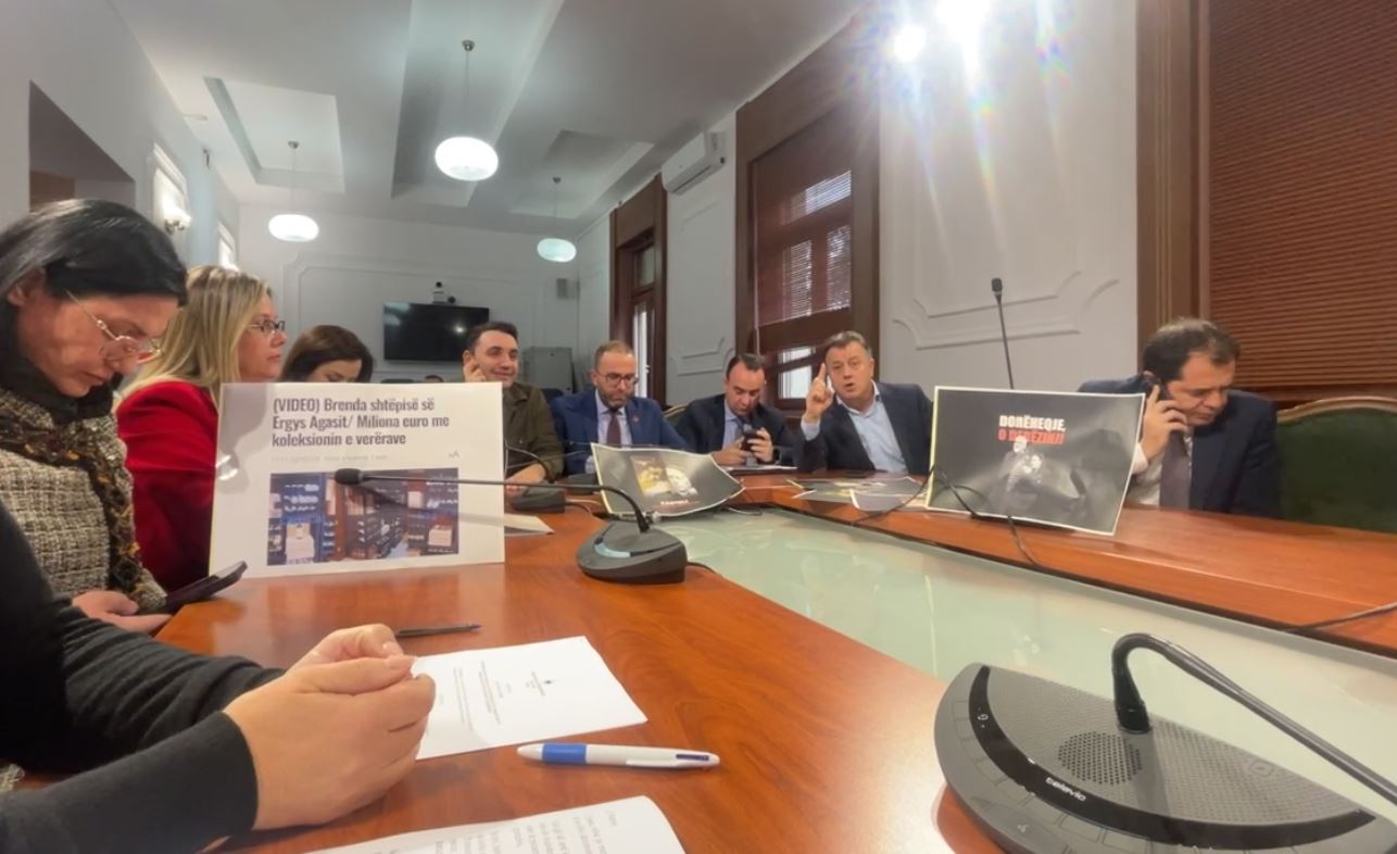 mbyllet-mbledhja-e-sekretariatit-te-etikes,-ps-largohet-nga-salla,-ironizojne-demokratet:-shkoni-te-zyra-e-gysit,-pini-dhe-nga-nje-gote-vere