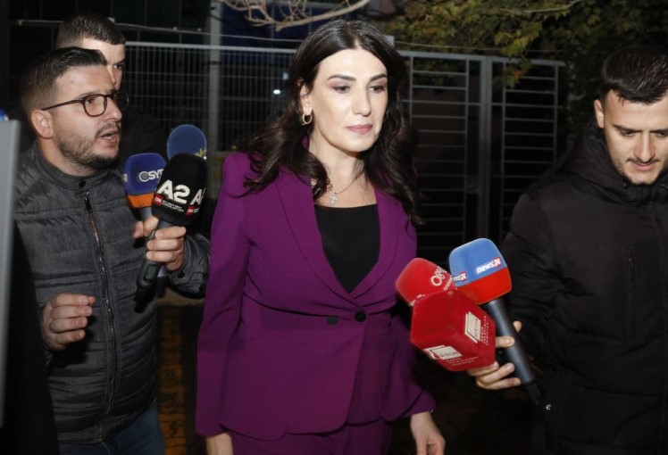 ne-‘arrest-shtepie’-pas-skandalit-per-tenderat,-mirlinda-karcanaj-delegon-kompetencat.-ja-kush-e-merr-drejtimin-e-akshi-t