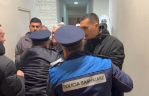 video/-kerkojne-ndertimin-e-nje-terminali,-shoferet-e-autobuseve-ne-vlore-tentojne-te-futen-me-force-ne-ambientet-e-keshillit-bashkiak