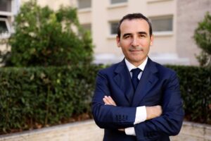 sekretari-i-pergjithshem-i-kryeministrise,-engjell-agaci-nen-lupen-e-spak,-shfaqet-ne-publik-me-badigarde