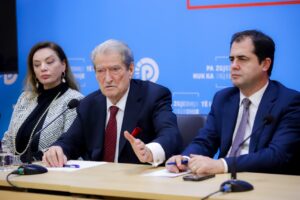 “rama-fshihet-pas-ballukut-dhe-agasit”,-berisha:-po-perdor-mandatet-si-bajoneta-per-te-mbrojtur-veten!-perpiqet-te-bleje-kohe-me…