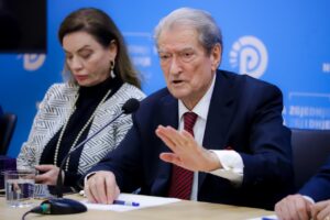 “policia-beri-terror-ndaj-te-rinjve”,-berisha-mesazh-qytetareve:-behuni-gati-per-pershkallezimin-e-protestave!