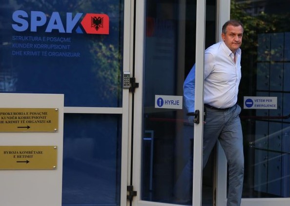 “nuk-dua-privilegje”,-beqaj-kerkon-kompjuter-dhe-printer-ne-burg:-ligji-nuk-e-ndalon