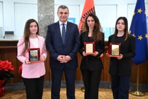 sejko-pret-gazetare,-analiste-dhe-drejtues-te-medias/-3-studente-vleresohen-me-“cmimin-e-guvernatorit-per-diplomen-me-te-mire-per-vitin-2025”