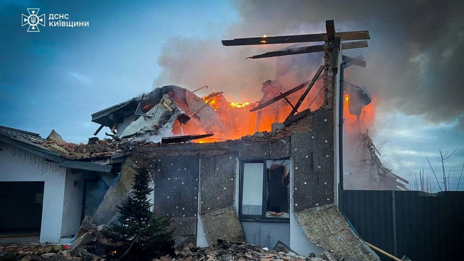 rusia-sulmon-me-raketa-dhe-drone-ukrainen,-vriten-tre-persona,-mes-tyre-nje-4-vjecar