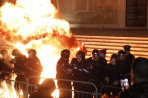 video/-cnn-jehone-tensioneve-te-krijuara-pas-akuzave-per-korrupsion-ndaj-ballukut:-shqiperia-ne-protesta!-spak-kerkon-arrestimin-e-zv/kryeministres