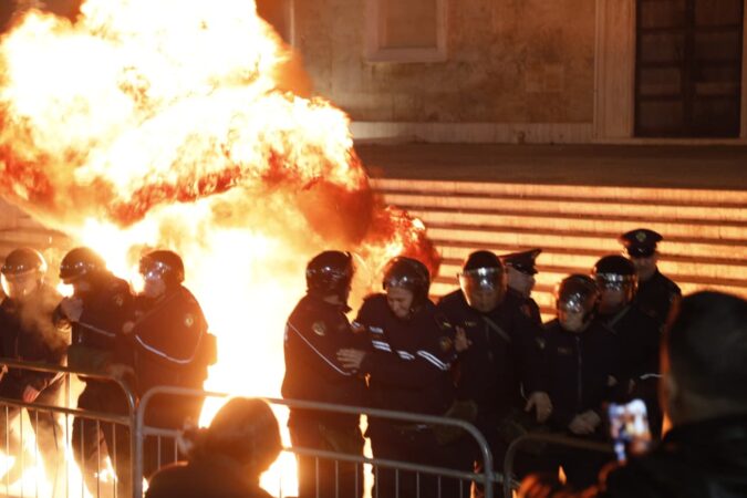 video/-cnn-jehone-tensioneve-te-krijuara-pas-akuzave-per-korrupsion-ndaj-ballukut:-shqiperia-ne-protesta!-spak-kerkon-arrestimin-e-zv/kryeministres