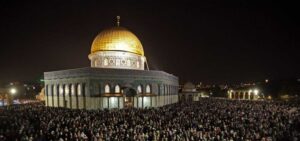 dhjetera-kolone-te-paligjshem-izraelite-sulmojne-xhamine-al-aksa-ne-jerusalemin-lindor-te-pushtuar