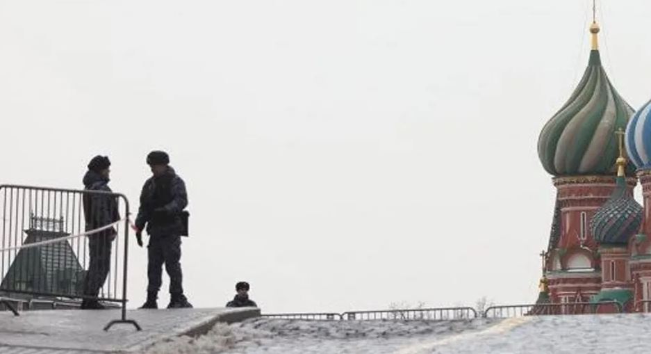 shperthim-ne-moske,-tre-persona-humbin-jeten,-mes-tyre-dy-efektive-policie