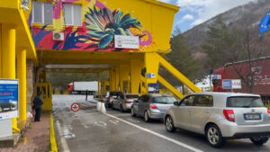 fluks-i-shtuar-ne-piken-e-kalimit-kufitar-te-kapshtices-ne-vigjilje-te-krishtlindjeve,-pala-shqiptare-punon-me-tre-sportele