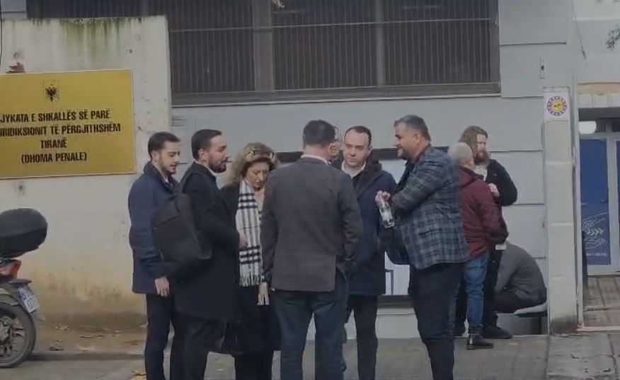 molotove-drejt-kryeministrise-dhe-perplasje-me-policine,-kater-te-arrestuarit-per-protesten-e-opozites-njihen-sot-me-maat-e-sigurise