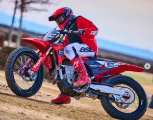 kampioni-i-botes-ne-motogp-rikthehet-ne-motor-3-muaj-pas-operacionit,-gati-per-sezonin-e-ri