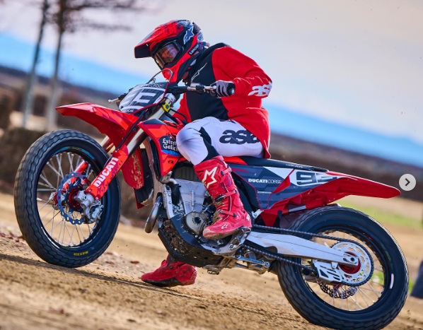 kampioni-i-botes-ne-motogp-rikthehet-ne-motor-3-muaj-pas-operacionit,-gati-per-sezonin-e-ri