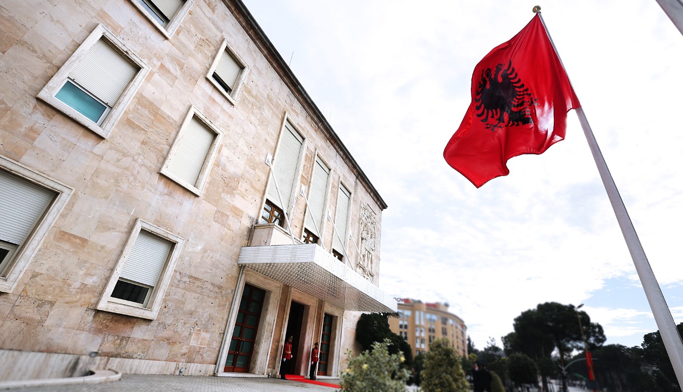 vendimi-i-qeverise/-e-premtja-behet-dite-pushimi-per-administraten-shteterore