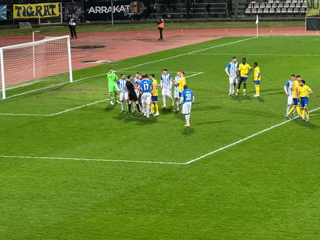 video/-pakenaqesi-dhe-tension-ne-“elbasan-arena”,-tirana-le-fushen-e-lojes