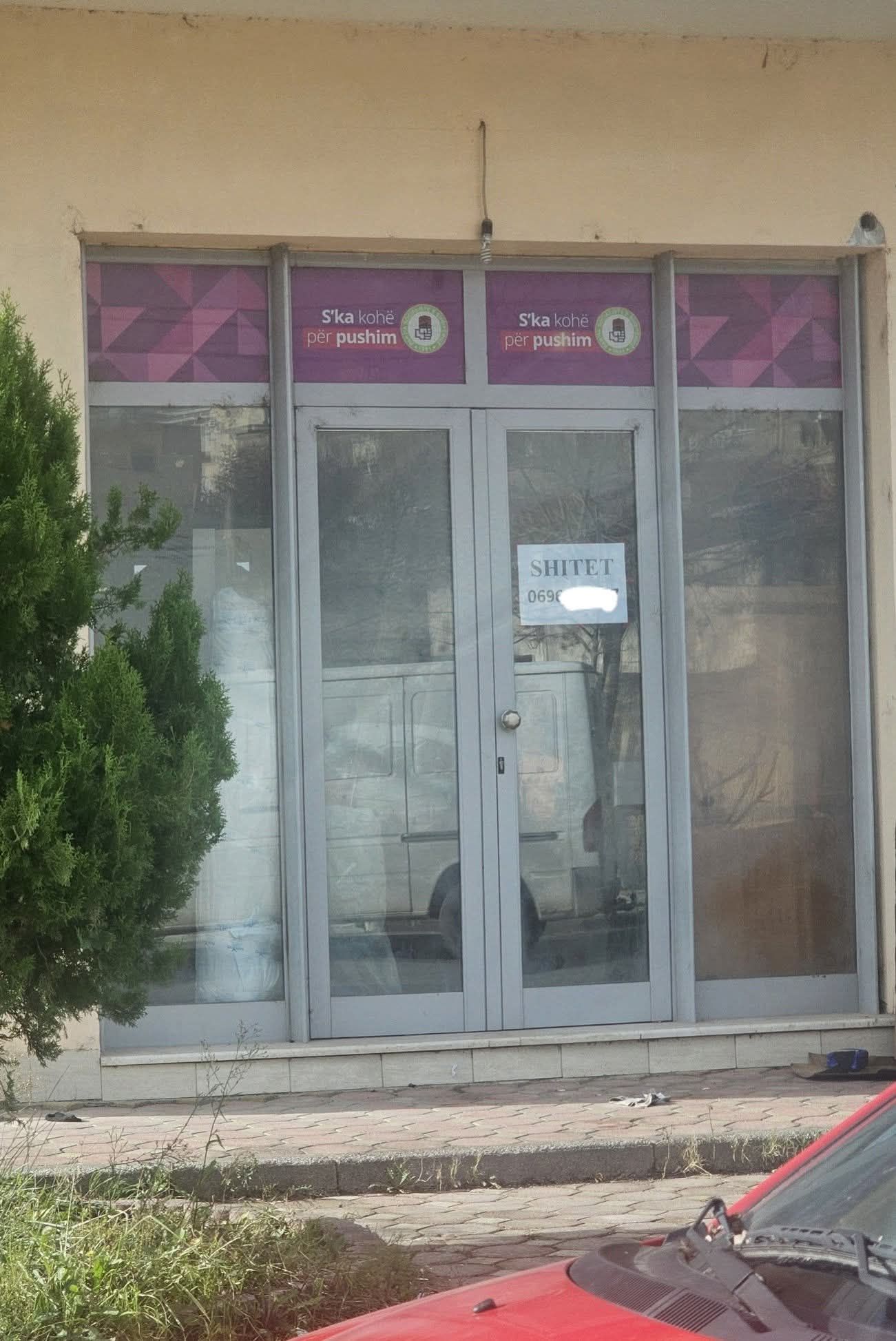 noka-publikon-foton-dhe-ironizon-ps:-zyra-ne-shitje-per-arsye-burgimi