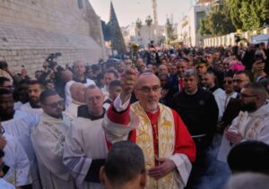 mijera-njerez-mblidhen-ne-betlehem,-ringjallin-frymen-e-krishtlindjeve-pas-2-vjet-lufte-ne-gaza