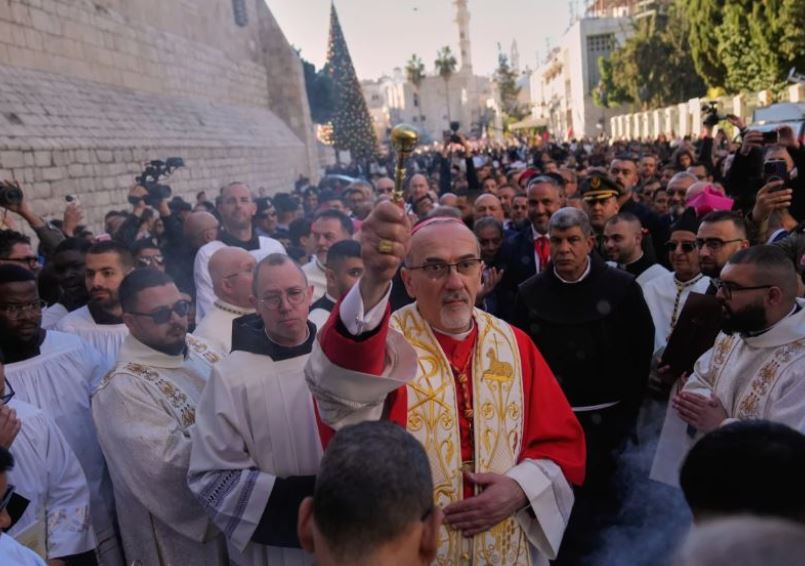 mijera-njerez-mblidhen-ne-betlehem,-ringjallin-frymen-e-krishtlindjeve-pas-2-vjet-lufte-ne-gaza