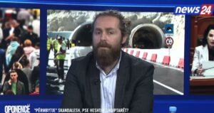 “duhen-20-te-cmendur-per-te-bere-ndryshimin”,-pedagogu-per-protesten-e-lapajt:-ai-ben-nje-pune-qe-i-kane-thene,-ketu-na-japin-moral-te-pamoralshmit