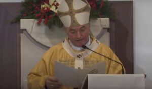 besimtaret-katolike-ne-meshen-e-krishtlindjes,-imzot-dodaj:-ecim-me-gezim-dhe-shprese-perballe-cdo-zhgenjimi-njerezor