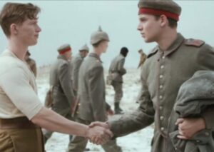 varrosen-bashke-te-vraret,-kenduan-kenge-festive-dhe-luajten-futboll!-mrekullia-ne-frontin-e-luftes,-kur-gjermanet-dhe-britaniket-ndaluan-luften-per-krishtlindje