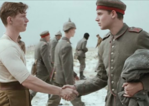 varrosen-bashke-te-vraret,-kenduan-kenge-festive-dhe-luajten-futboll!-mrekullia-ne-frontin-e-luftes,-kur-gjermanet-dhe-britaniket-ndaluan-luften-per-krishtlindje