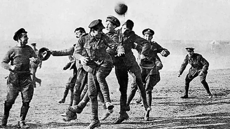 armepushimi-i-krishtlindjes-1914;-futboll,-kenge-dhe-paqe-ne-mes-te-“ferrit”