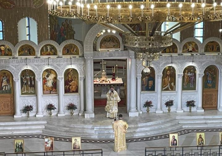 besimtaret-ortodokse-ne-meshen-e-krishtlindjes,-kryepeshkop-joani:-festa-vjen-si-rreze-shprese-e-paqeje