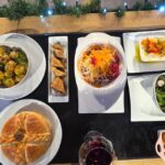 mish-qengji-dhe-vici,-sallate-me-patate-te-vogla-dhe-miks-djathrash,-recetat-e-gatimit-per-sot