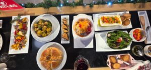 mish-qengji-dhe-vici,-sallate-me-patate-te-vogla-dhe-miks-djathrash,-recetat-e-gatimit-per-sot