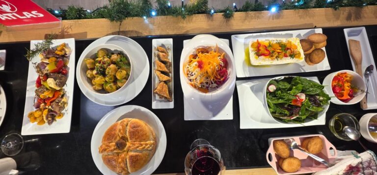 mish-qengji-dhe-vici,-sallate-me-patate-te-vogla-dhe-miks-djathrash,-recetat-e-gatimit-per-sot