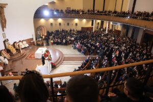 sot-krishtlindja/-besimtaret-katolike-moren-pjese-ne-meshat-e-shenjta-te-mesnates,-drejtuesit-e-kishave-ndane-mesazhe-paqeje-dhe-vellazerie