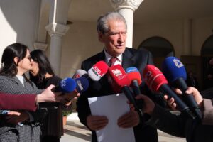 berisha-uron-shqiptaret-per-krishtlindje:-le-te-festojme-me-besim-dhe-shprese