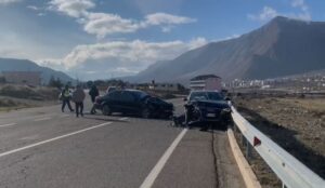 aksident-ne-rrugen-e-arbrit,-perplasen-2-automjete,-plagoset-nje-person